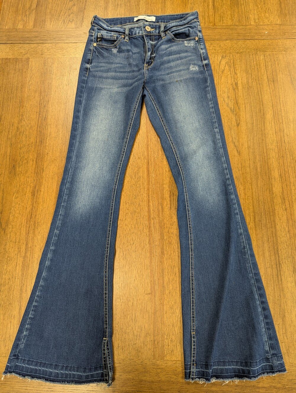 KanCan high-rise bootcut jeans feature a dark wash and frayed hem. Size 26.